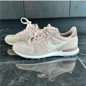 Nike Internationalist Women’s Sneaker ‘Particle Beige Mauve’